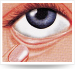 頭仰后，用食指將下眼瞼下拉，使其成袋狀